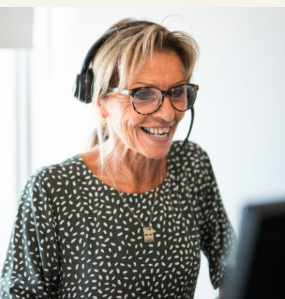 En erfaren CallMark-medarbejder i dialog med en kunde